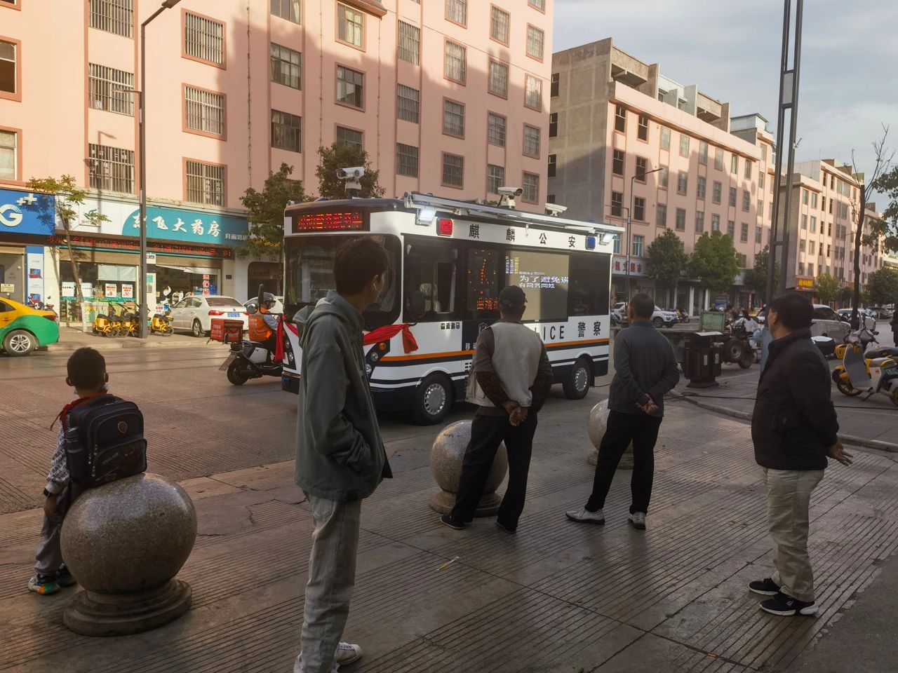 森源鴻馬移動警務(wù)車“普法+防范”，宣傳“動起來”！(圖1)