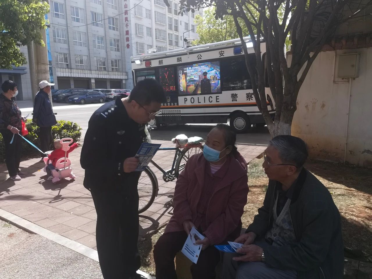 森源鴻馬移動警務(wù)車“普法+防范”，宣傳“動起來”！(圖2)