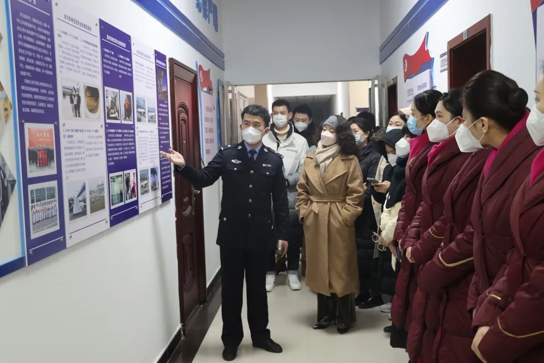 森源鴻馬應(yīng)急通信指揮車被贊嘆||別樣“警”彩盡在河南機(jī)場(chǎng)公安警營(yíng)開(kāi)放日！(圖3)