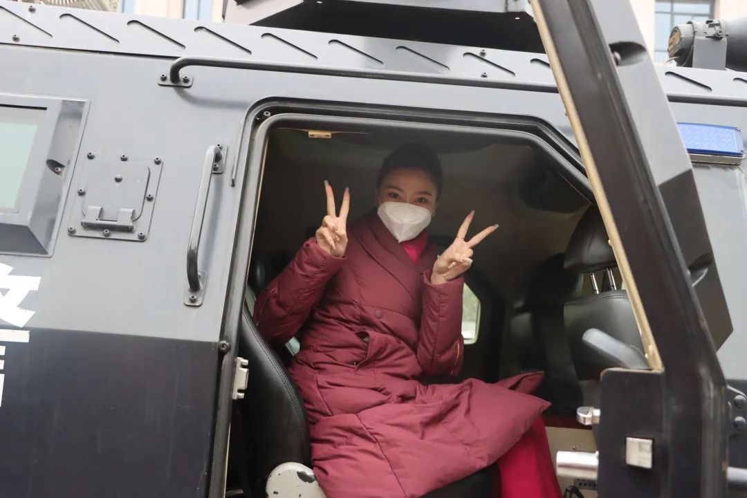 森源鴻馬應(yīng)急通信指揮車被贊嘆||別樣“警”彩盡在河南機(jī)場(chǎng)公安警營(yíng)開(kāi)放日！(圖4)