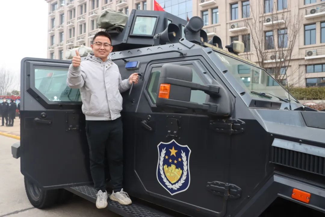 森源鴻馬應(yīng)急通信指揮車被贊嘆||別樣“警”彩盡在河南機(jī)場(chǎng)公安警營(yíng)開(kāi)放日！(圖5)