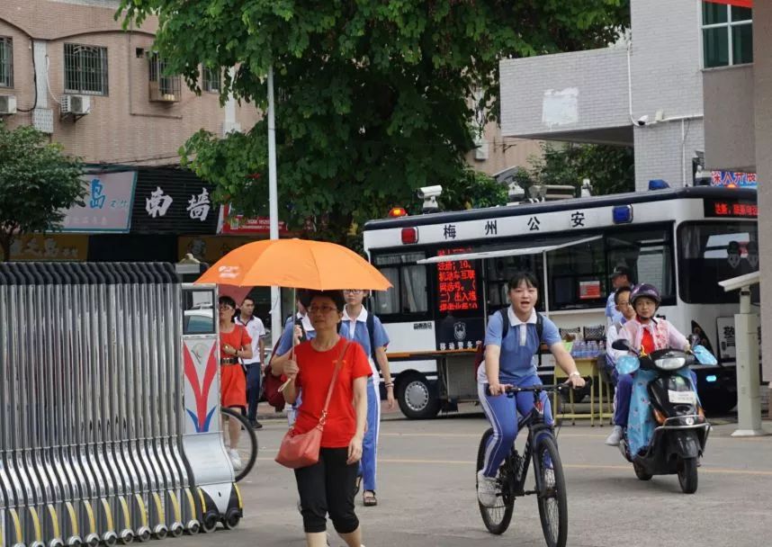 森源鴻馬移動(dòng)警務(wù)車(chē)進(jìn)校園 為師生提供更全面的服務(wù)(圖2) 森源鴻馬移動(dòng)警務(wù)車(chē)進(jìn)校園 為師生提供更全面的服務(wù)(圖2)