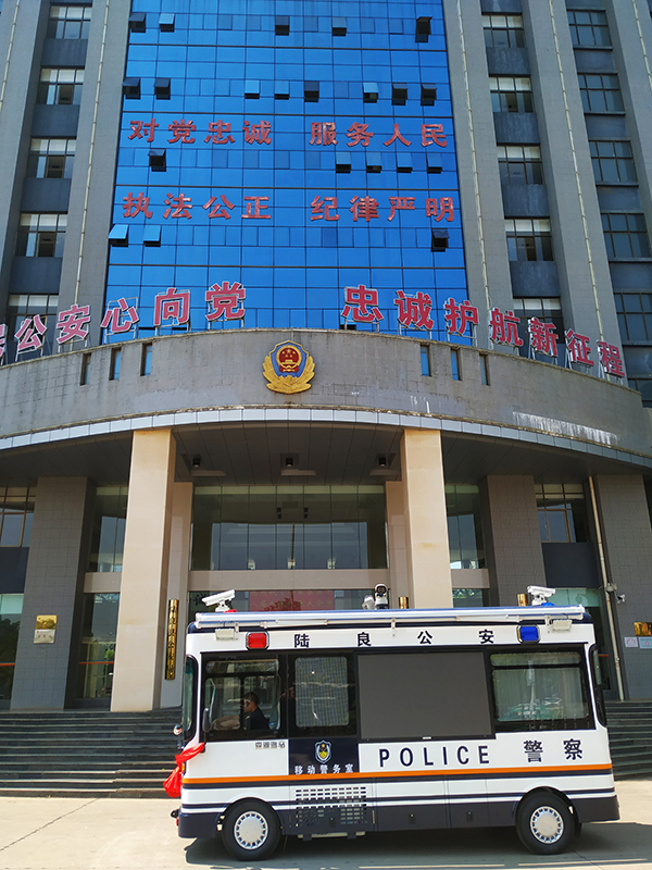 云南流動警務(wù)車“站崗執(zhí)勤”守護平安(圖2) 云南流動警務(wù)車“站崗執(zhí)勤”守護平安(圖2)
