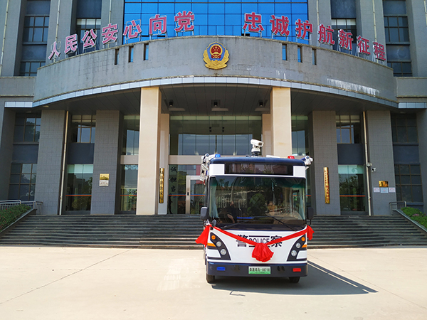云南流動警務(wù)車“站崗執(zhí)勤”守護平安(圖1) 云南流動警務(wù)車“站崗執(zhí)勤”守護平安(圖1)