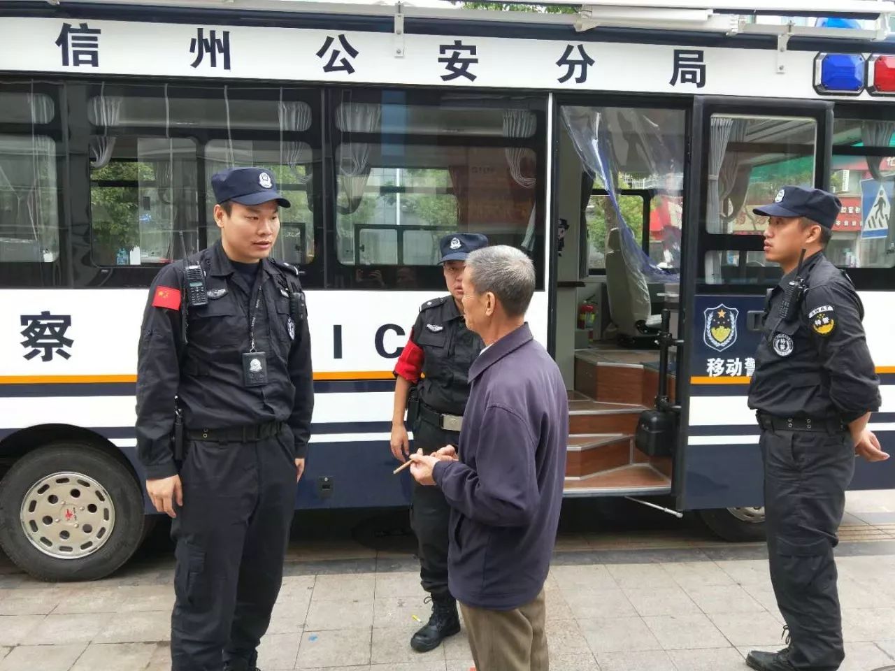 森源鴻馬移動(dòng)警務(wù)室為饒城街頭增設(shè)了一道靚麗“警色”！(圖2)