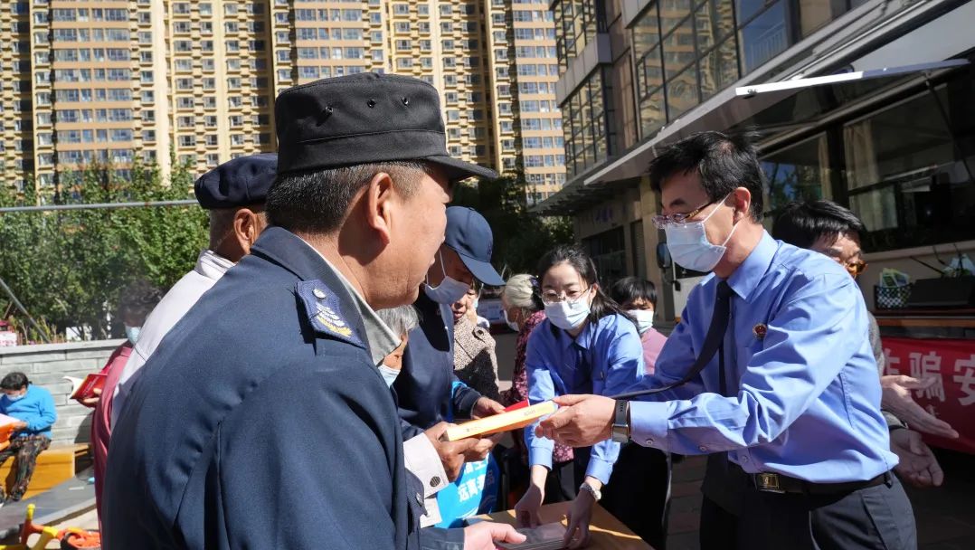 森源鴻馬檢察直通車助力檢察送法進(jìn)社區(qū)(圖1) 森源鴻馬檢察直通車助力檢察送法進(jìn)社區(qū)(圖1)