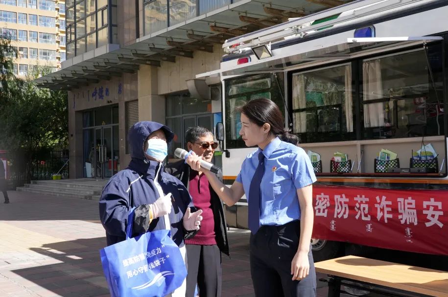 森源鴻馬檢察直通車助力檢察送法進(jìn)社區(qū)(圖2) 森源鴻馬檢察直通車助力檢察送法進(jìn)社區(qū)(圖2)