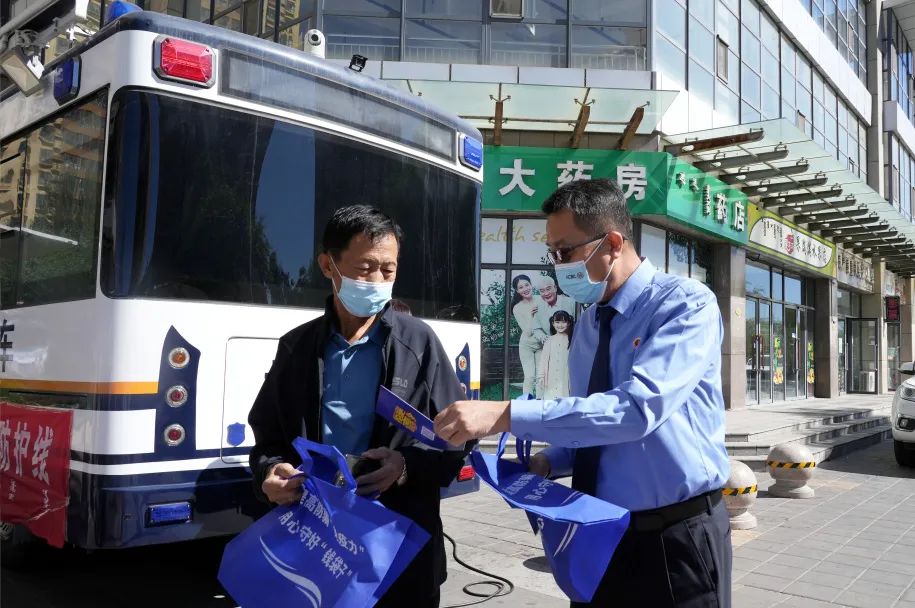 森源鴻馬檢察直通車助力檢察送法進(jìn)社區(qū)(圖4) 森源鴻馬檢察直通車助力檢察送法進(jìn)社區(qū)(圖4)