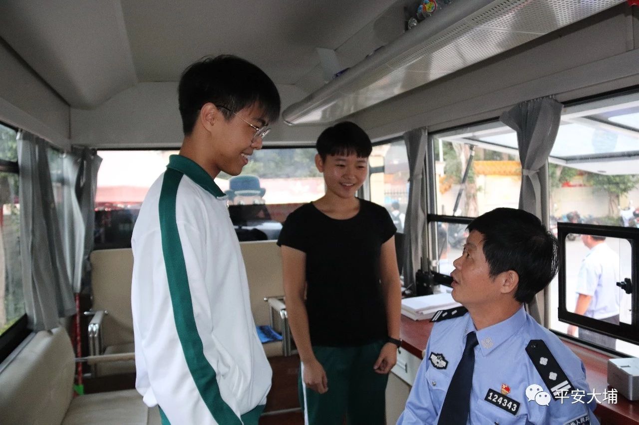 大埔公安開展移動(dòng)警務(wù)車進(jìn)校園活動(dòng)(圖5) 大埔公安開展移動(dòng)警務(wù)車進(jìn)校園活動(dòng)(圖5)