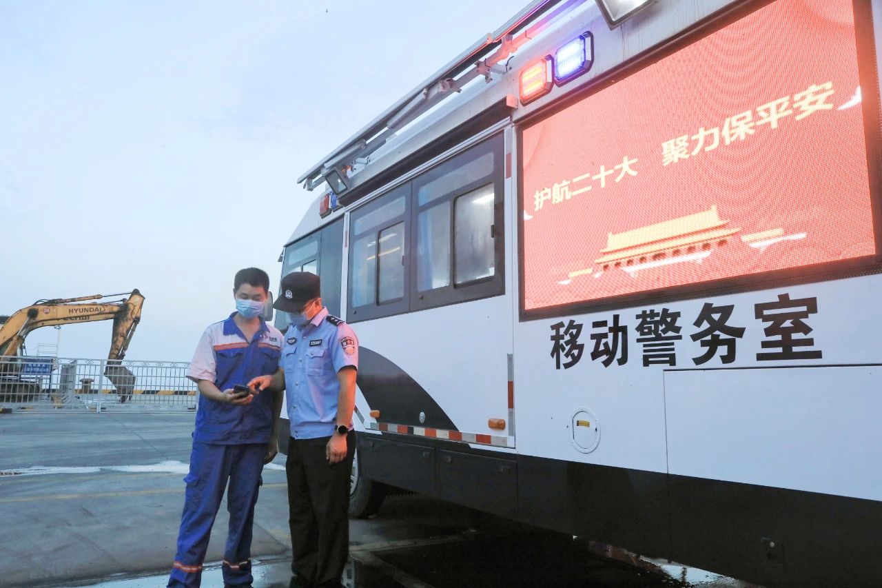 守護國門安全 服務(wù)永無止境——鹽城邊檢站移動警務(wù)室助力護航保平安(圖1) 守護國門安全 服務(wù)永無止境——鹽城邊檢站移動警務(wù)室助力護航保平安(圖1)
