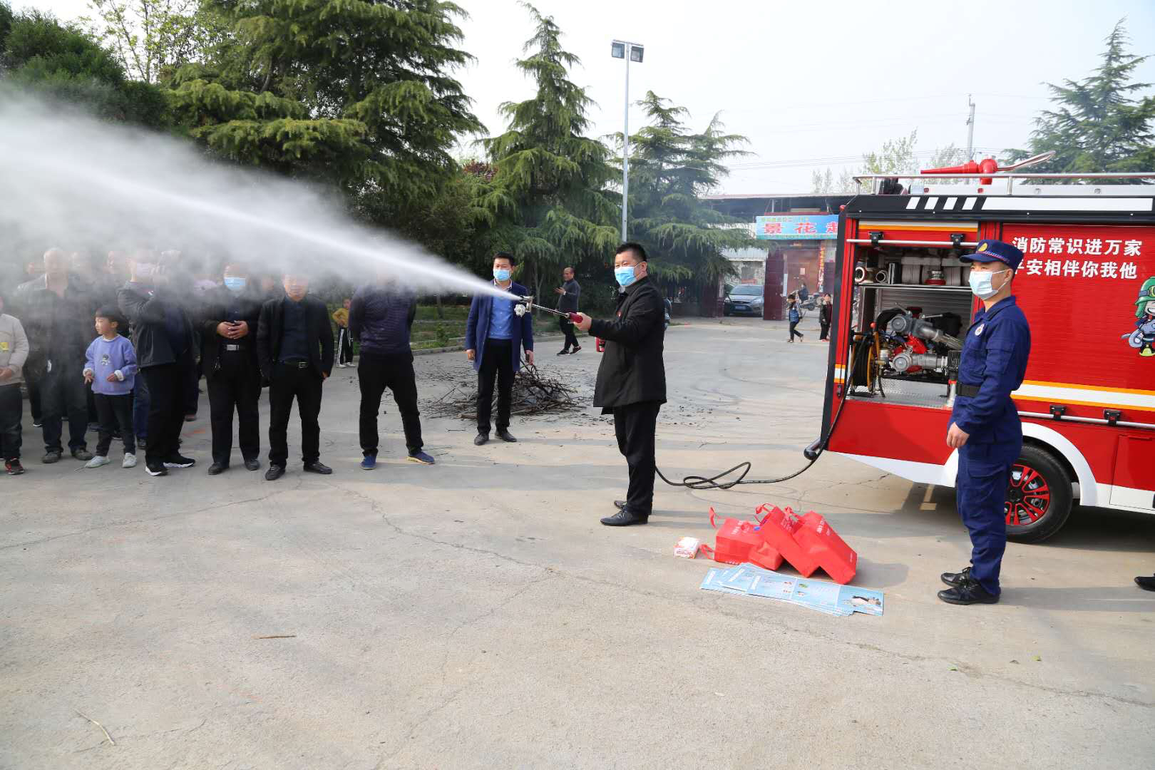 萌萌的鄭州“迷你”消防車，防火宣傳巡查時把大人孩子都吸引住了(圖2)