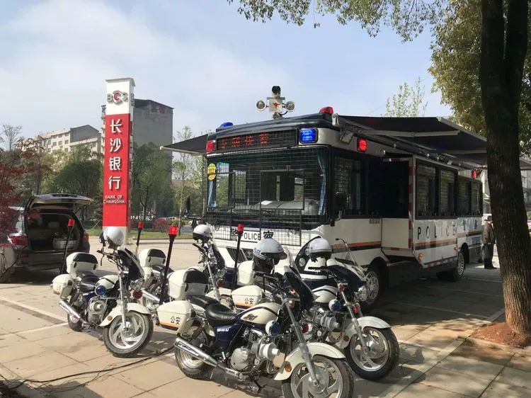 ＂婁底快警＂有多快？他來不及跑就被抓現行(圖1)