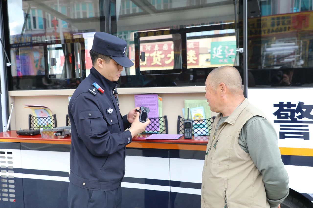 移動(dòng)警務(wù)室助力圖強(qiáng)分局開(kāi)展“科技興警 共筑同心”科技活動(dòng)周主題宣傳活動(dòng)(圖3) 移動(dòng)警務(wù)室助力圖強(qiáng)分局開(kāi)展“科技興警 共筑同心”科技活動(dòng)周主題宣傳活動(dòng)(圖3)