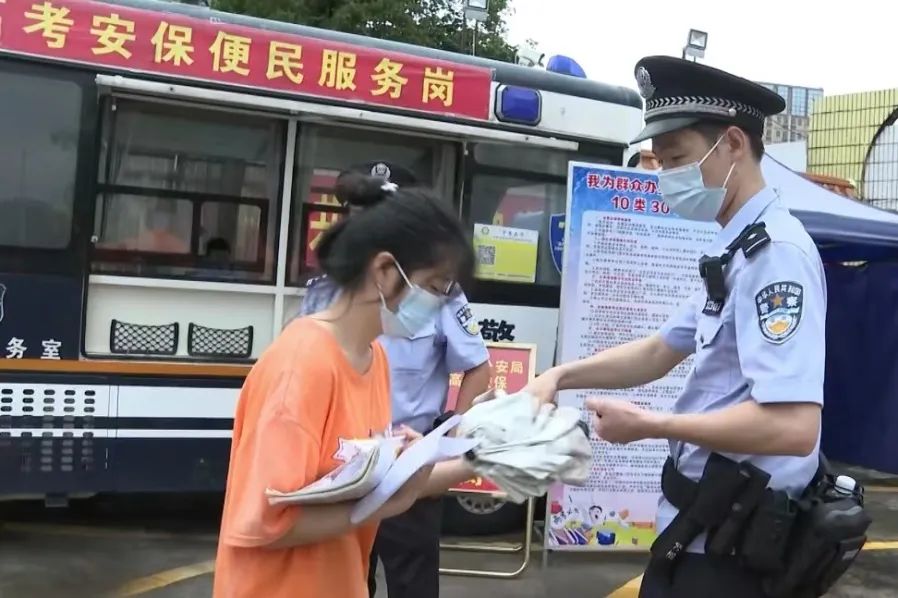 移動(dòng)警務(wù)室開(kāi)到考場(chǎng) 為考生提供貼心服務(wù)(圖1) 移動(dòng)警務(wù)室開(kāi)到考場(chǎng) 為考生提供貼心服務(wù)(圖1)