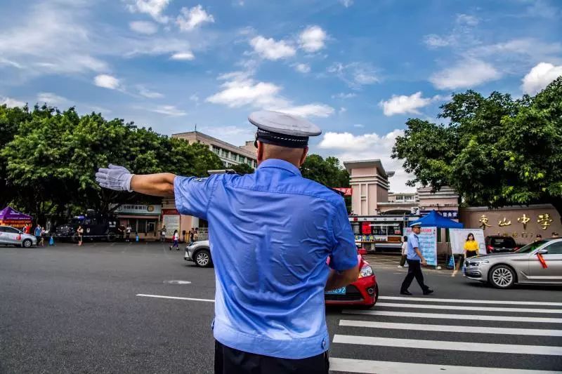 移動(dòng)警務(wù)室開(kāi)到考場(chǎng) 為考生提供貼心服務(wù)(圖4) 移動(dòng)警務(wù)室開(kāi)到考場(chǎng) 為考生提供貼心服務(wù)(圖4)