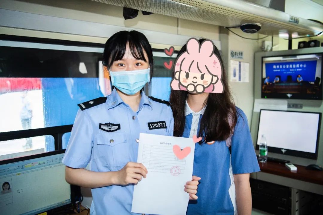移動(dòng)警務(wù)室開(kāi)到考場(chǎng) 為考生提供貼心服務(wù)(圖5) 移動(dòng)警務(wù)室開(kāi)到考場(chǎng) 為考生提供貼心服務(wù)(圖5)