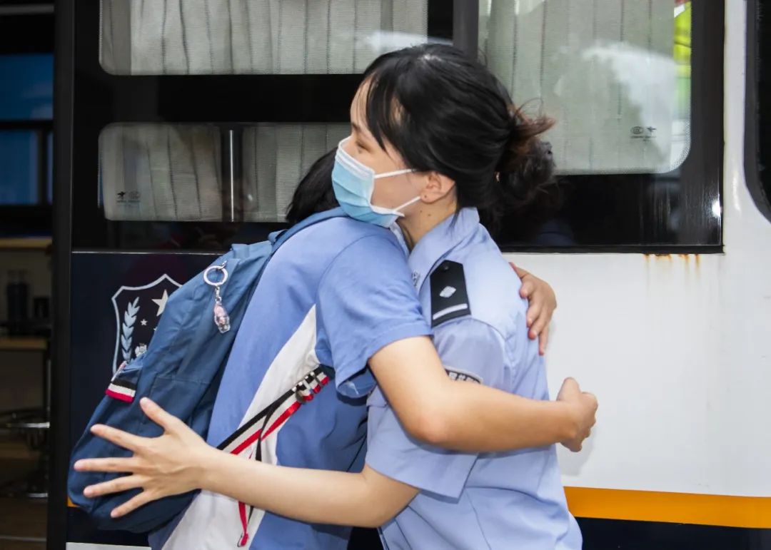 移動(dòng)警務(wù)室開(kāi)到考場(chǎng) 為考生提供貼心服務(wù)(圖6) 移動(dòng)警務(wù)室開(kāi)到考場(chǎng) 為考生提供貼心服務(wù)(圖6)