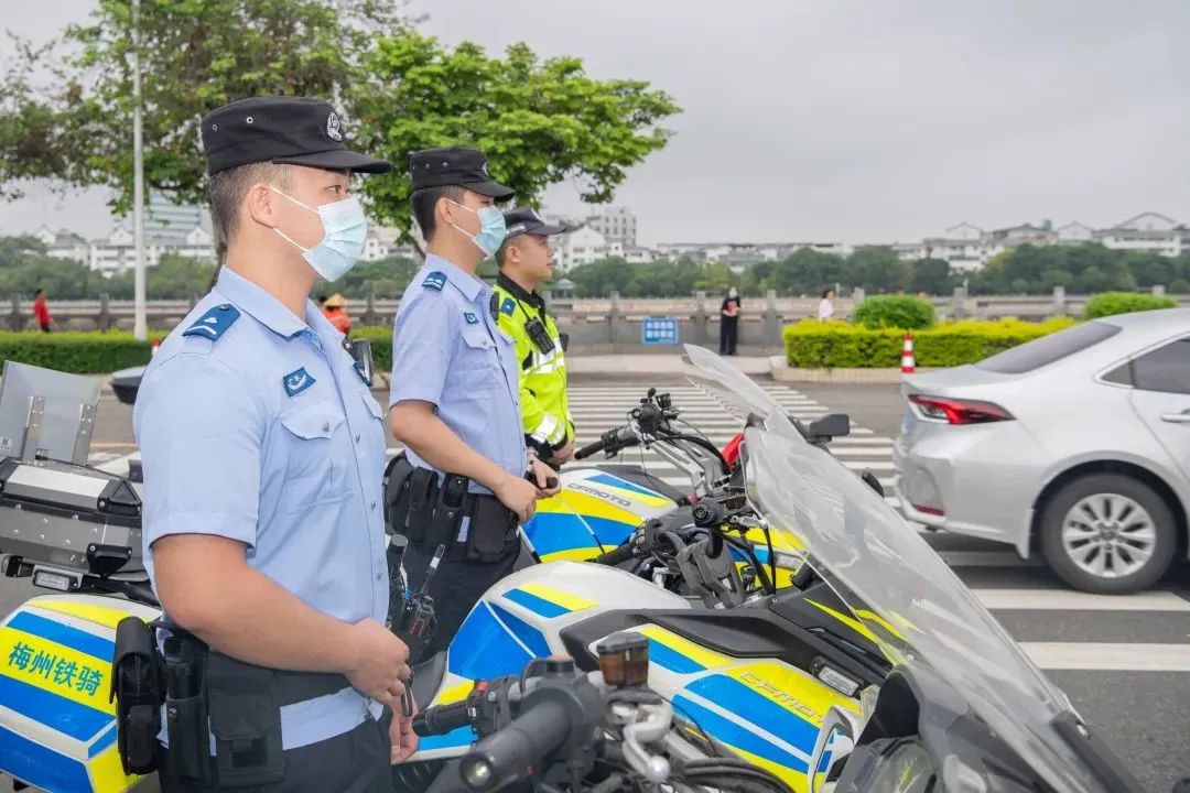 護(hù)航高考丨移動警務(wù)室在默默“守護(hù)”完成高考“答卷”(圖1) 護(hù)航高考丨移動警務(wù)室在默默“守護(hù)”完成高考“答卷”(圖1)