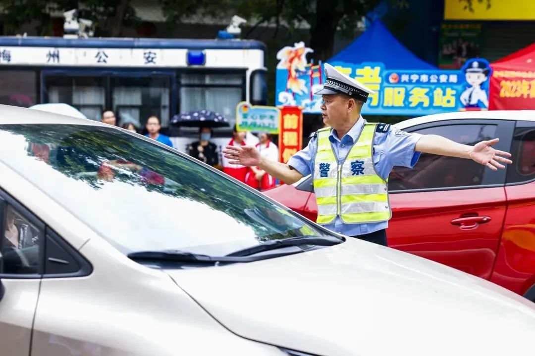 護(hù)航高考丨移動警務(wù)室在默默“守護(hù)”完成高考“答卷”(圖2) 護(hù)航高考丨移動警務(wù)室在默默“守護(hù)”完成高考“答卷”(圖2)