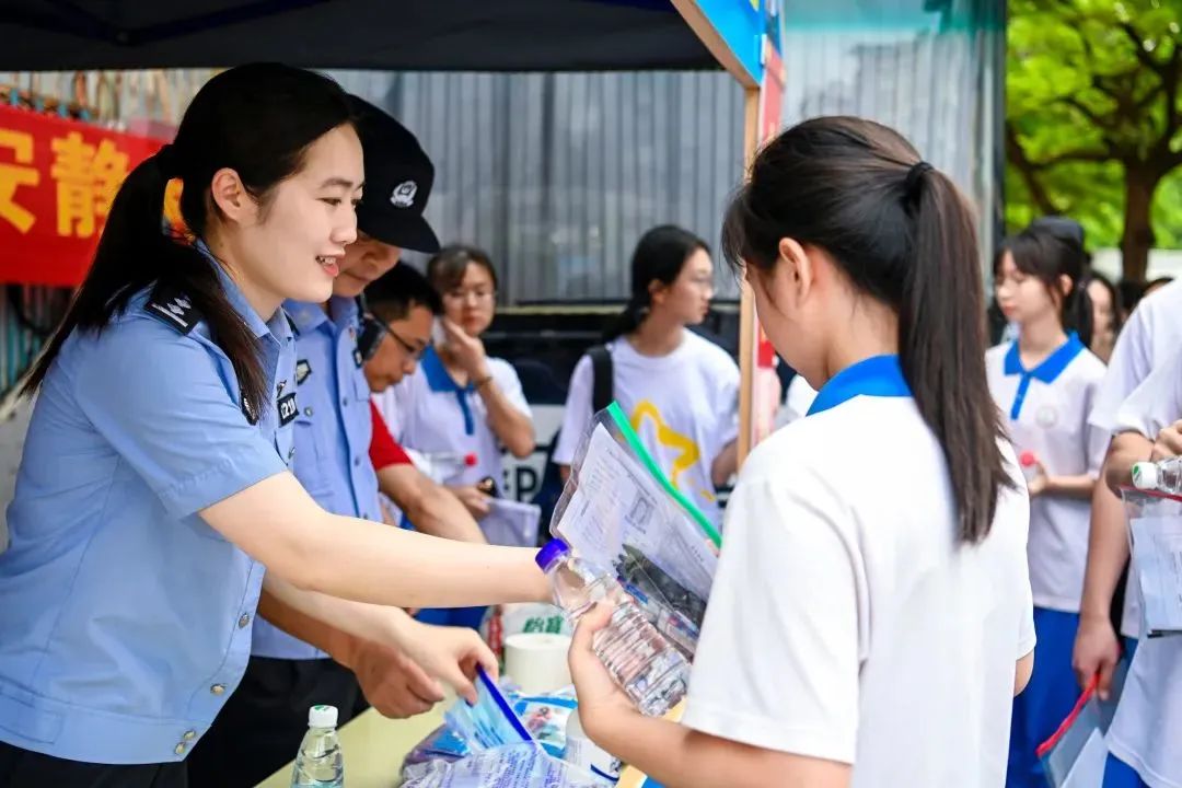 護(hù)航高考丨移動警務(wù)室在默默“守護(hù)”完成高考“答卷”(圖3) 護(hù)航高考丨移動警務(wù)室在默默“守護(hù)”完成高考“答卷”(圖3)