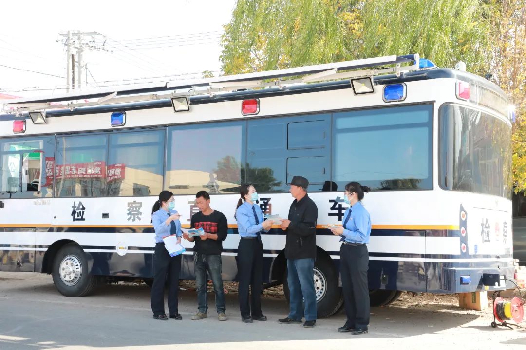 森源鴻馬檢察直通車亮相開啟“走街串巷”普法模式(圖4) 森源鴻馬檢察直通車亮相開啟“走街串巷”普法模式(圖4)