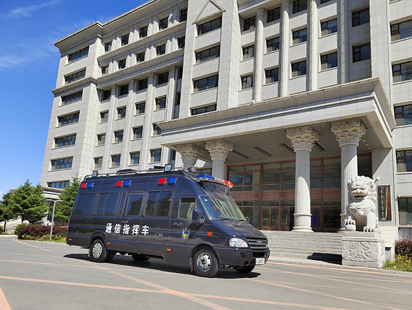 吉林長嶺縣公安通信指揮車上崗(圖2) 吉林長嶺縣公安通信指揮車上崗(圖2)