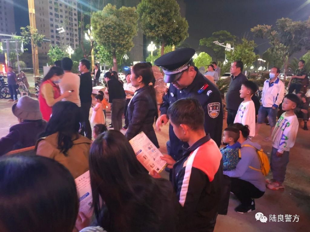 移動(dòng)警務(wù)室助力法治宣傳進(jìn)社區(qū) 奏響普法新樂章(圖2) 移動(dòng)警務(wù)室助力法治宣傳進(jìn)社區(qū) 奏響普法新樂章(圖2)