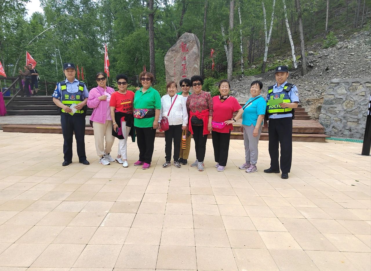 移動警務(wù)室助力圖強(qiáng)分局開展“6·26國際禁毒日”宣傳活動(圖2) 移動警務(wù)室助力圖強(qiáng)分局開展“6·26國際禁毒日”宣傳活動(圖2)
