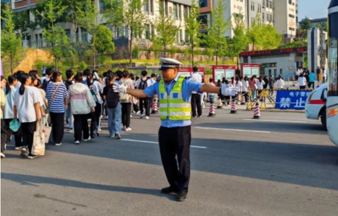河南公安為中考護航，為夢想“開路”！(圖2)