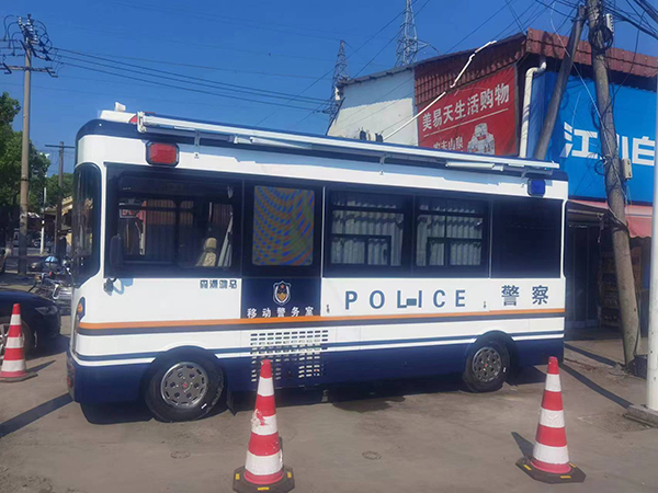 上海6臺智慧警務(wù)便民服務(wù)工作站正式“入警”(圖3)