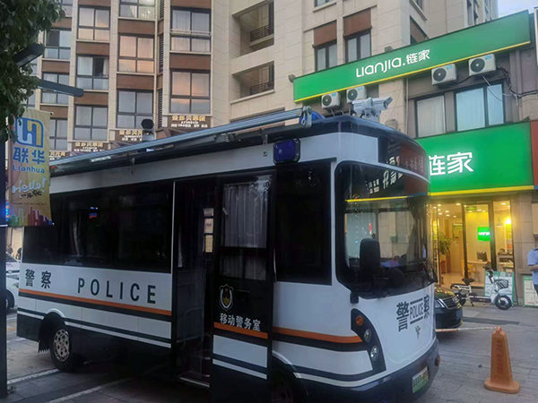 上海6臺智慧警務(wù)便民服務(wù)工作站正式“入警”(圖5)