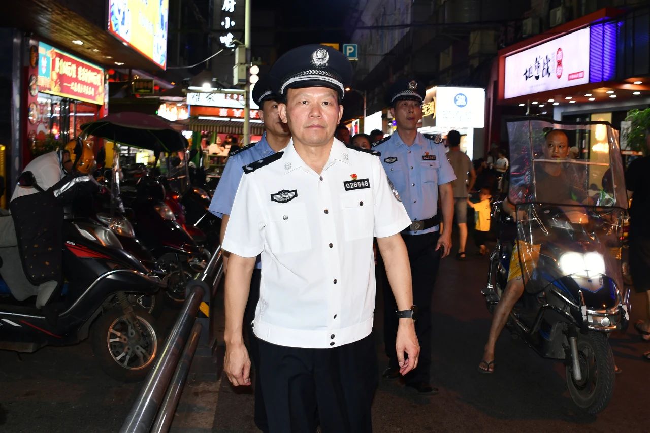 【夏季行動(dòng)·警星閃耀】雁峰平安“警”色守護(hù)雁城最美煙火(圖2) 【夏季行動(dòng)·警星閃耀】雁峰平安“警”色守護(hù)雁城最美煙火(圖2)