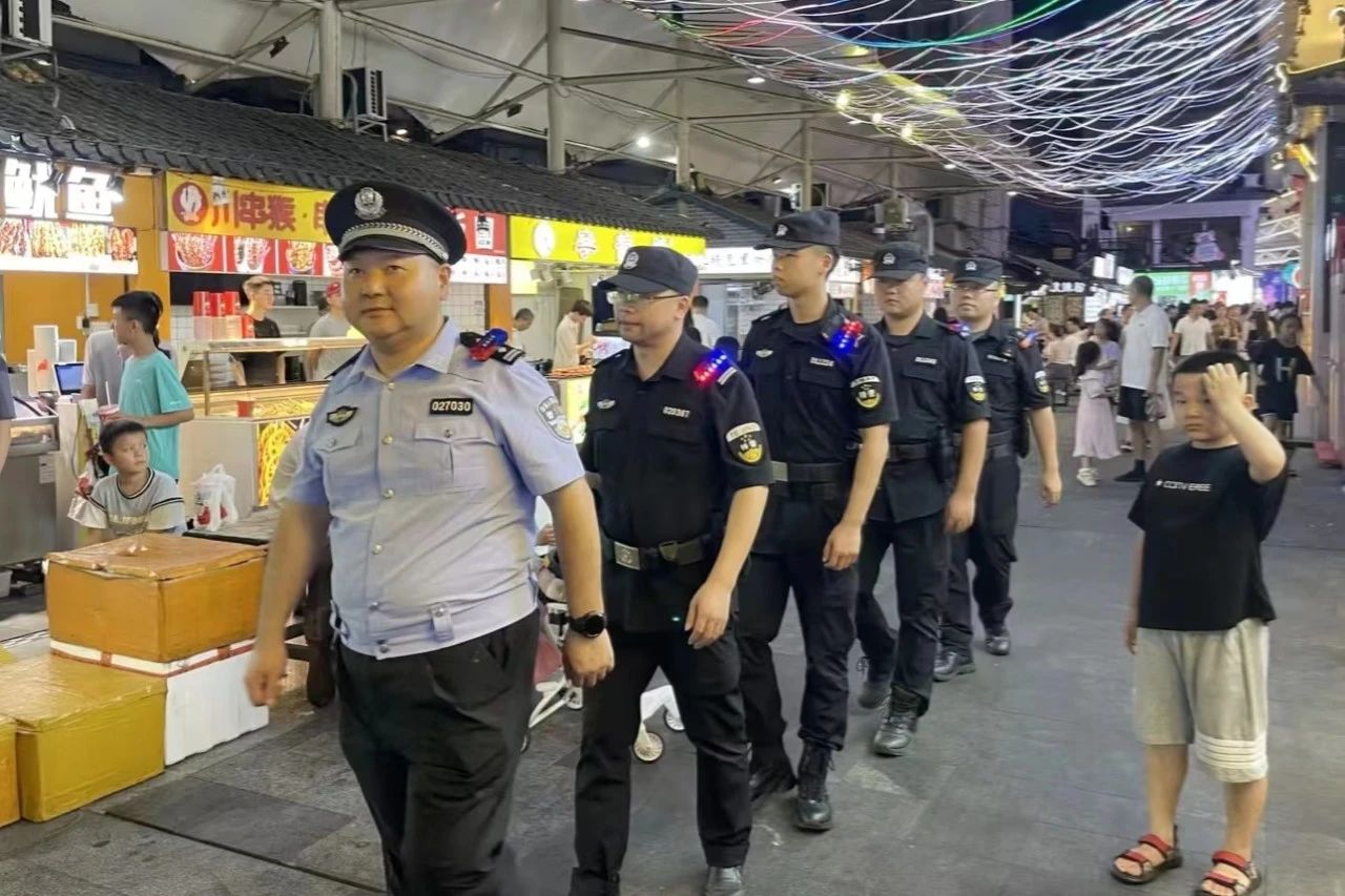 【夏季行動(dòng)·警星閃耀】雁峰平安“警”色守護(hù)雁城最美煙火(圖4) 【夏季行動(dòng)·警星閃耀】雁峰平安“警”色守護(hù)雁城最美煙火(圖4)