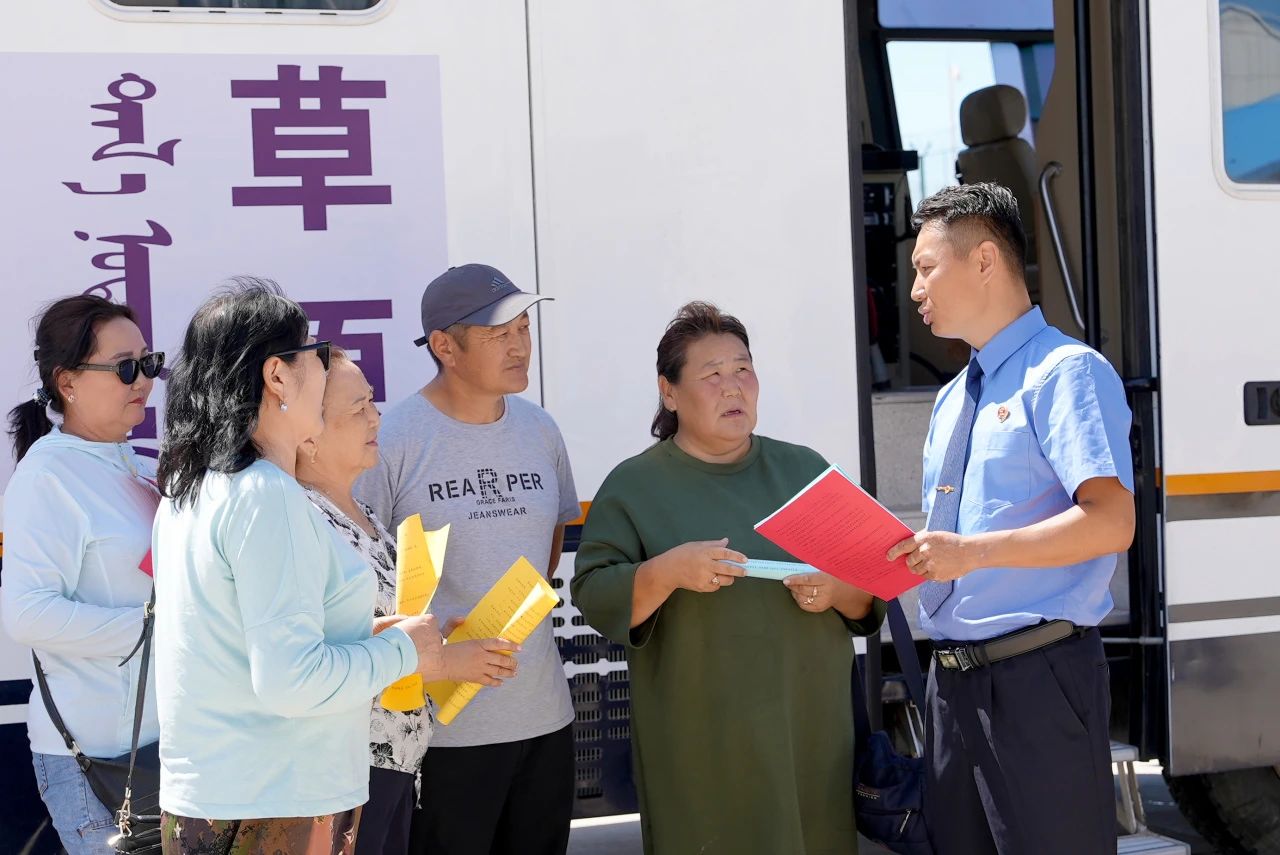 檢察直通車出動，新右旗檢察院開展普法宣傳活動(圖2)