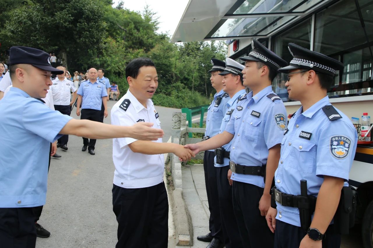 譚學(xué)軍深入衡陽(yáng)公安基層一線開展高溫走訪慰問(wèn)(圖1) 譚學(xué)軍深入衡陽(yáng)公安基層一線開展高溫走訪慰問(wèn)(圖1)