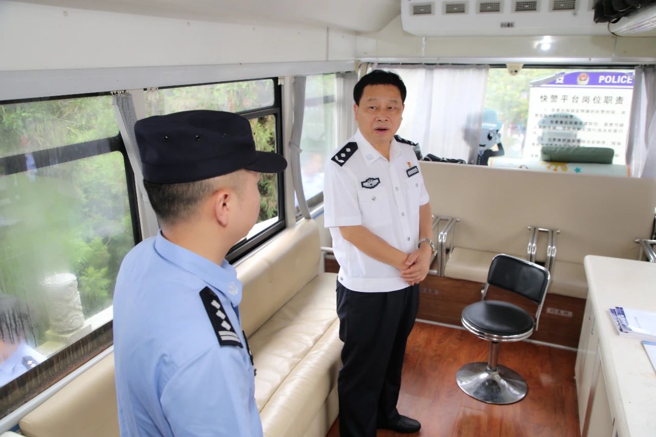 譚學(xué)軍深入衡陽(yáng)公安基層一線開展高溫走訪慰問(wèn)(圖2) 譚學(xué)軍深入衡陽(yáng)公安基層一線開展高溫走訪慰問(wèn)(圖2)