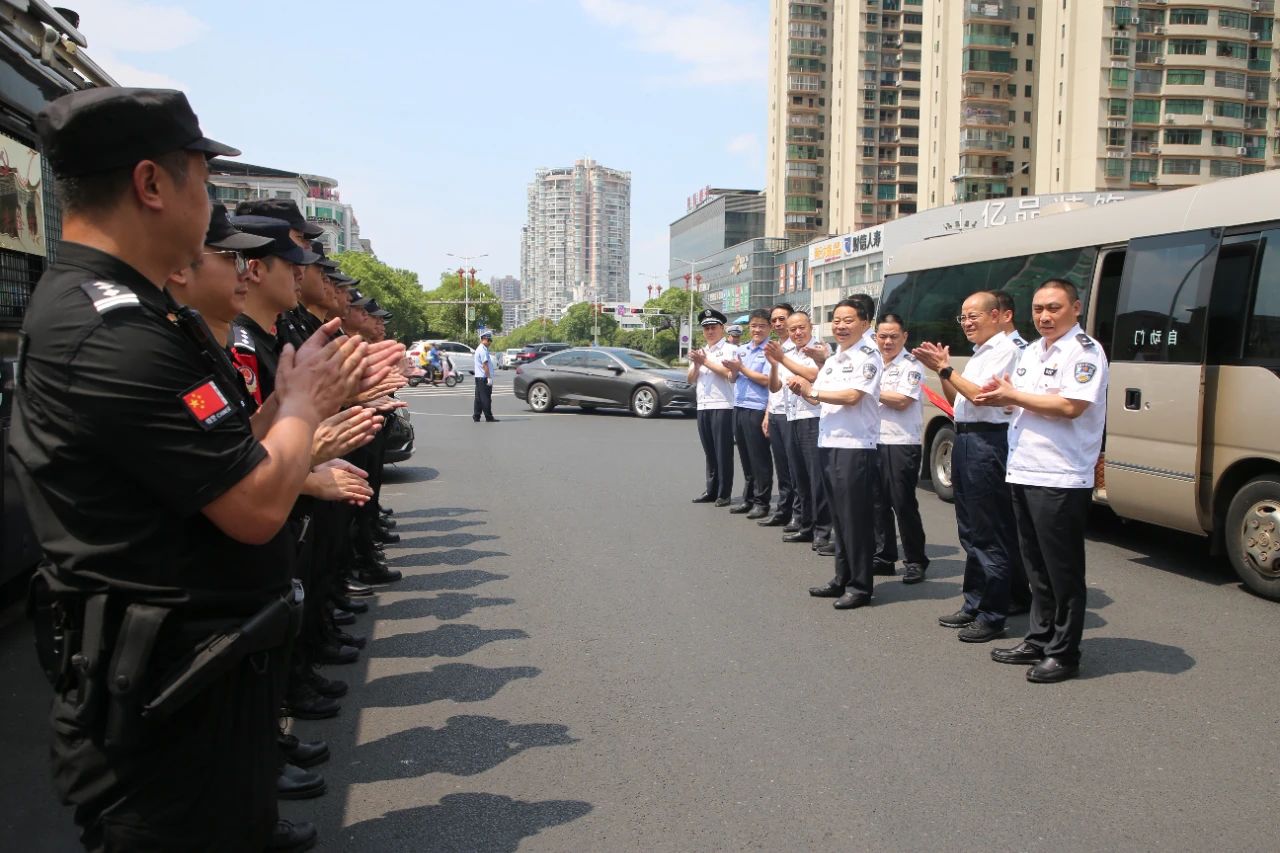 譚學(xué)軍深入衡陽(yáng)公安基層一線開展高溫走訪慰問(wèn)(圖3) 譚學(xué)軍深入衡陽(yáng)公安基層一線開展高溫走訪慰問(wèn)(圖3)