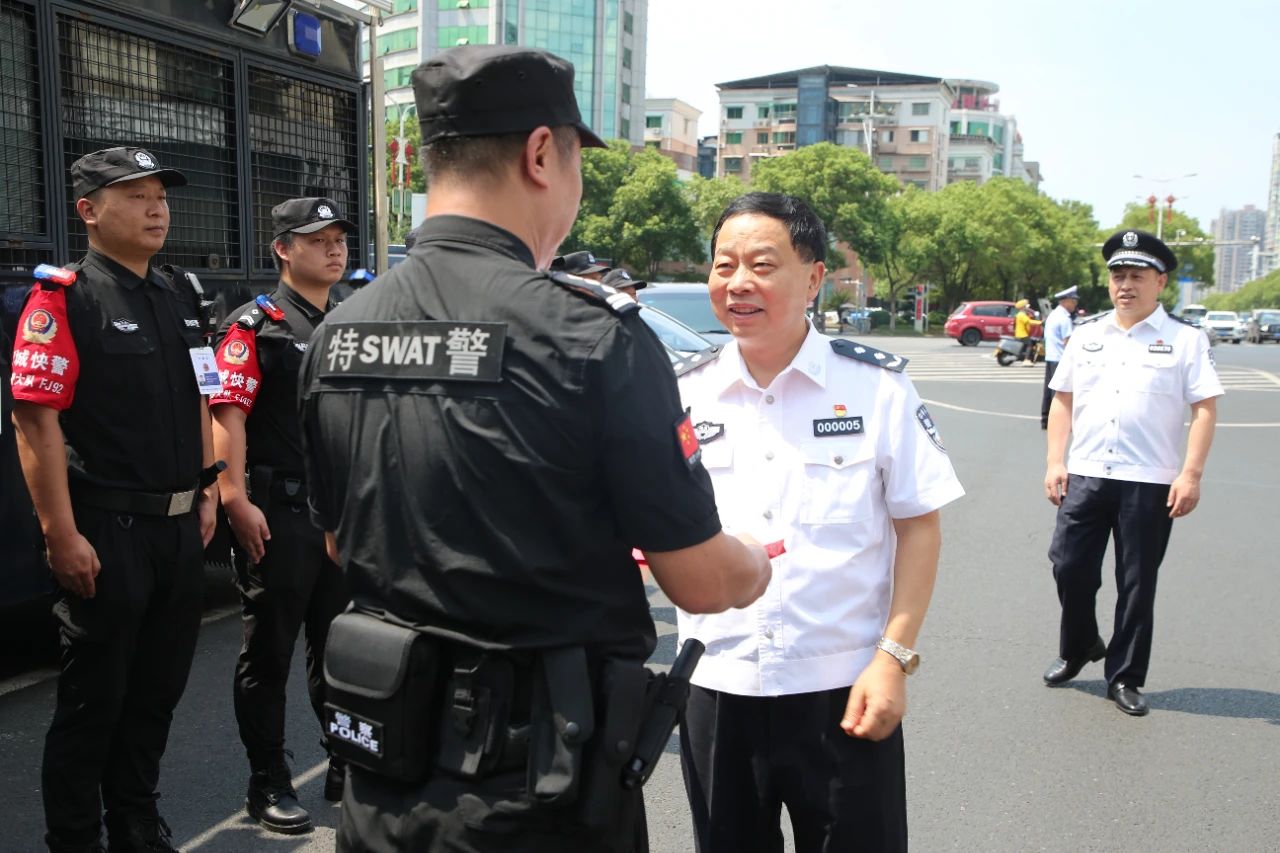 譚學(xué)軍深入衡陽(yáng)公安基層一線開展高溫走訪慰問(wèn)(圖4) 譚學(xué)軍深入衡陽(yáng)公安基層一線開展高溫走訪慰問(wèn)(圖4)