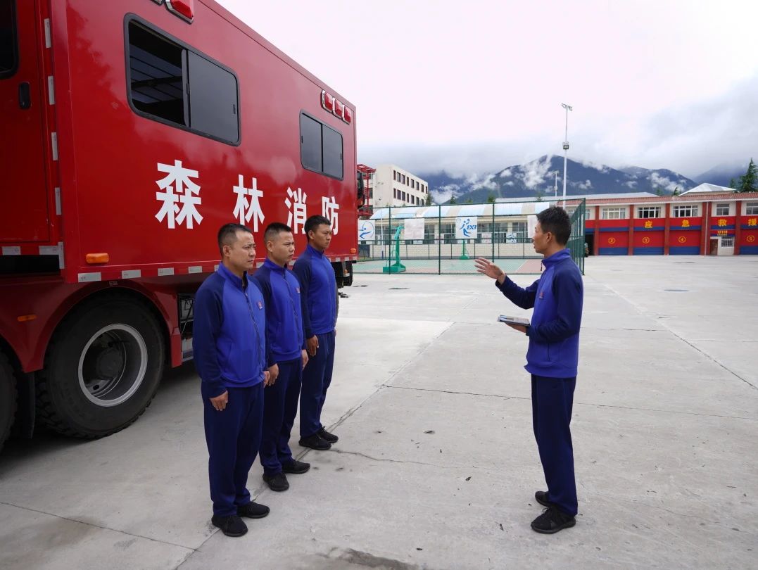 西藏總隊(duì)林芝支隊(duì)嚴(yán)密組織通信指揮車(chē)操作與使用訓(xùn)練(圖2) 西藏總隊(duì)林芝支隊(duì)嚴(yán)密組織通信指揮車(chē)操作與使用訓(xùn)練(圖2)