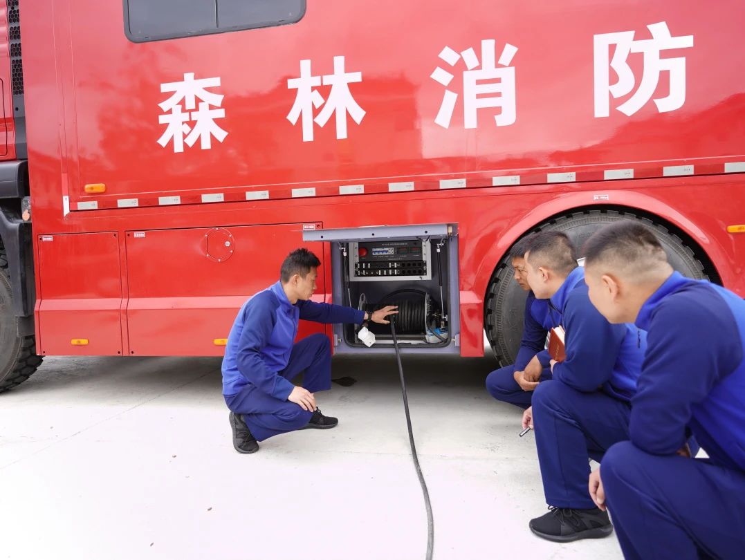 西藏總隊(duì)林芝支隊(duì)嚴(yán)密組織通信指揮車(chē)操作與使用訓(xùn)練(圖4) 西藏總隊(duì)林芝支隊(duì)嚴(yán)密組織通信指揮車(chē)操作與使用訓(xùn)練(圖4)