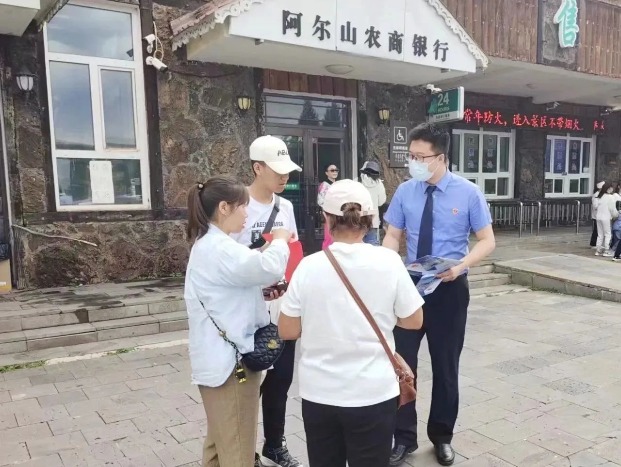 擦亮“生態(tài)檢察”底色——阿爾山市檢察院開展全國生態(tài)日主題宣傳活動(圖4) 擦亮“生態(tài)檢察”底色——阿爾山市檢察院開展全國生態(tài)日主題宣傳活動(圖4)