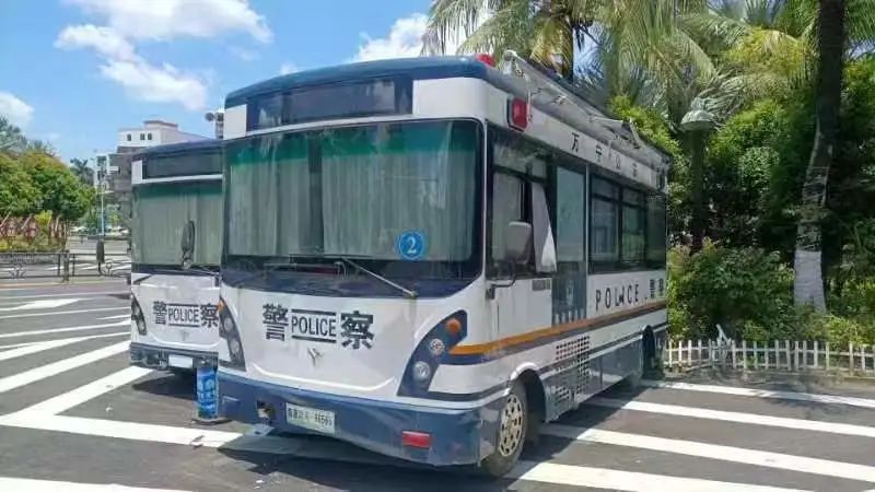 移動(dòng)警務(wù)室緝查布控精準(zhǔn)攔截，問題車無處遁形！(圖1)
