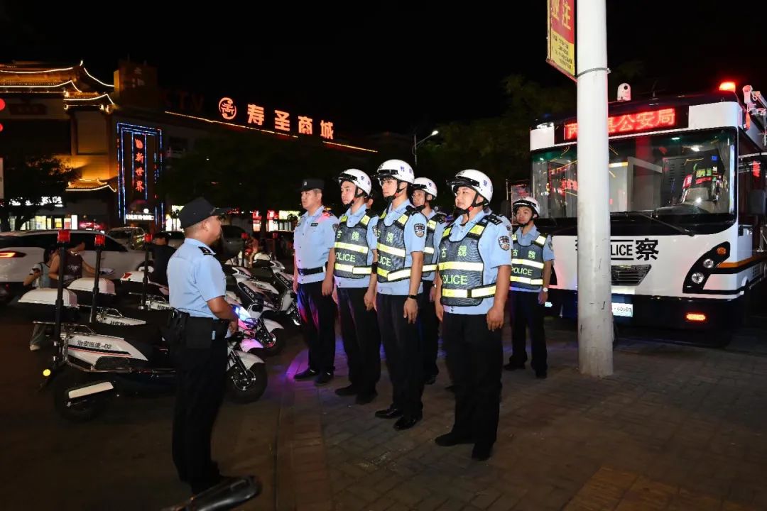 移動(dòng)警務(wù)車:芮城公安的“前沿哨所”(圖1) 移動(dòng)警務(wù)車:芮城公安的“前沿哨所”(圖1)