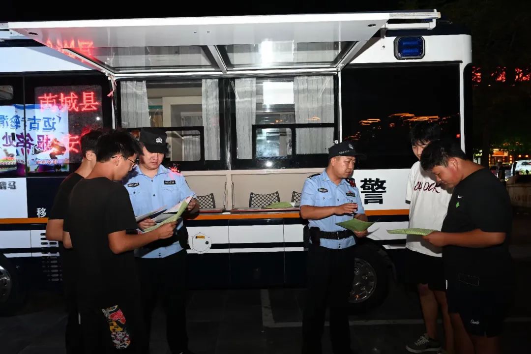 移動(dòng)警務(wù)車:芮城公安的“前沿哨所”(圖3) 移動(dòng)警務(wù)車:芮城公安的“前沿哨所”(圖3)