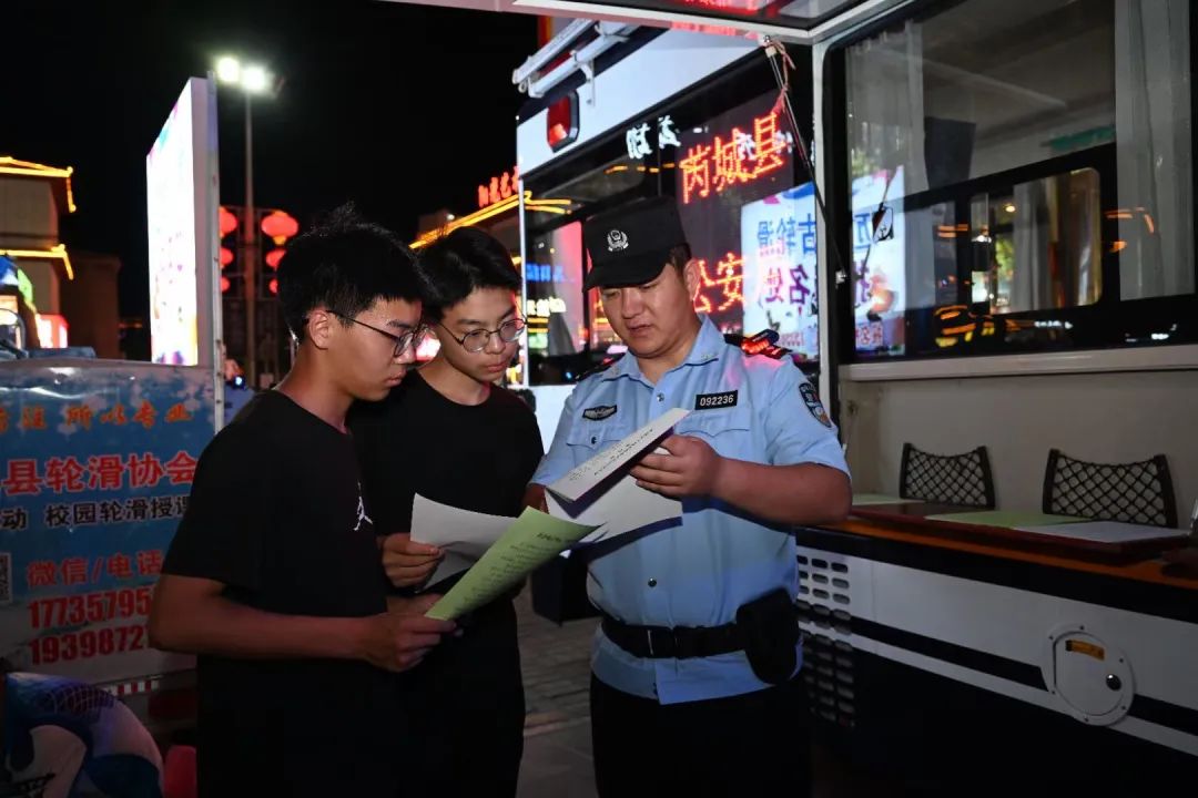 移動(dòng)警務(wù)車:芮城公安的“前沿哨所”(圖4) 移動(dòng)警務(wù)車:芮城公安的“前沿哨所”(圖4)