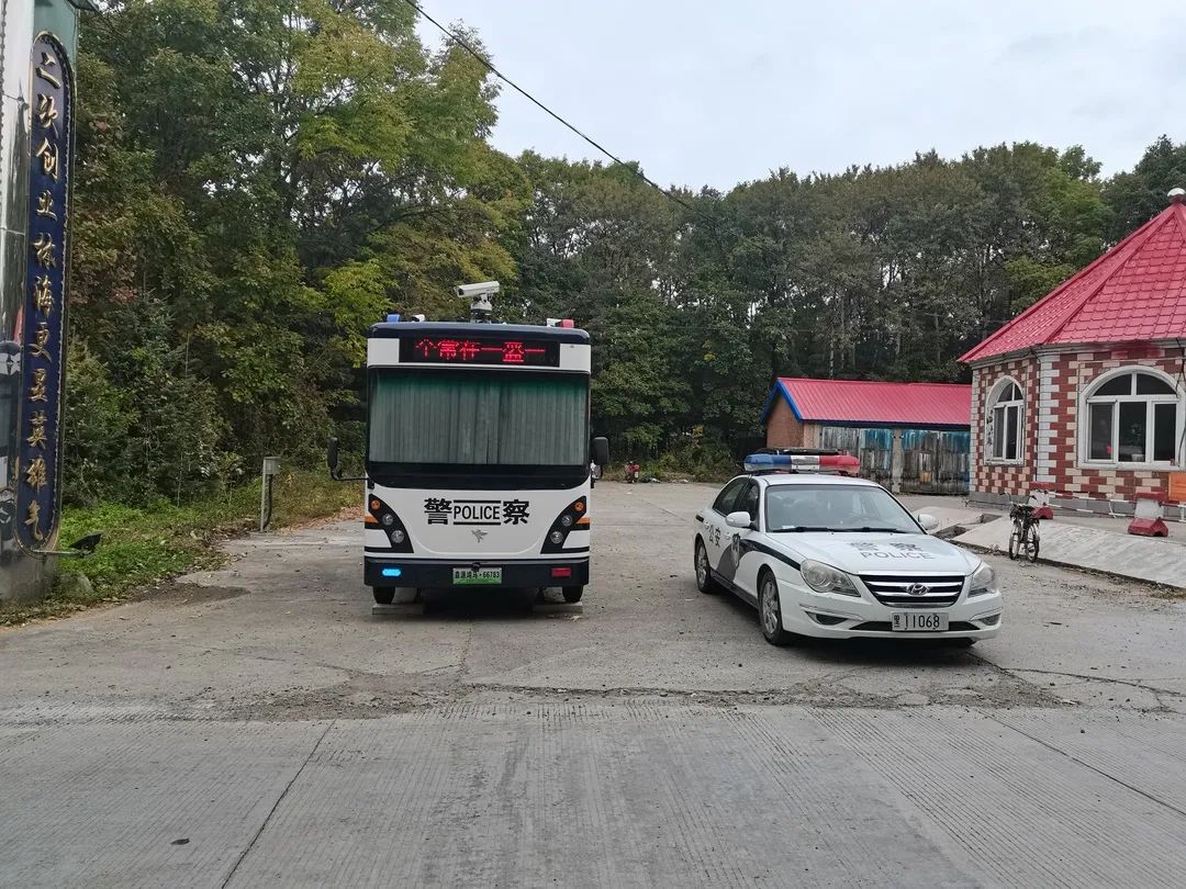東方紅分局配發(fā)移動(dòng)警務(wù)室 跑出警務(wù)“加速度”(圖3) 東方紅分局配發(fā)移動(dòng)警務(wù)室 跑出警務(wù)“加速度”(圖3)