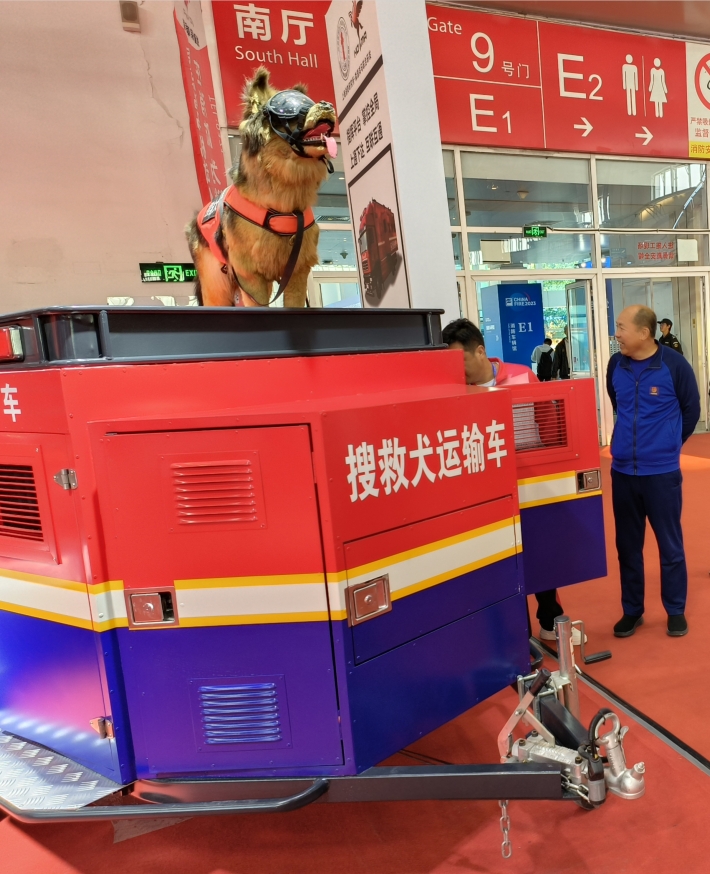 搜救犬的新座駕——搜救犬運(yùn)輸車+方艙(圖8) 搜救犬的新座駕——搜救犬運(yùn)輸車+方艙(圖8)