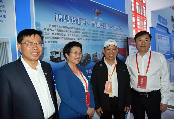 在鄭州 為鄭州//森源鴻馬亮相鄭州市首屆“鄭州企業(yè)家日”系列活動(dòng)(圖8) 在鄭州 為鄭州//森源鴻馬亮相鄭州市首屆“鄭州企業(yè)家日”系列活動(dòng)(圖8)