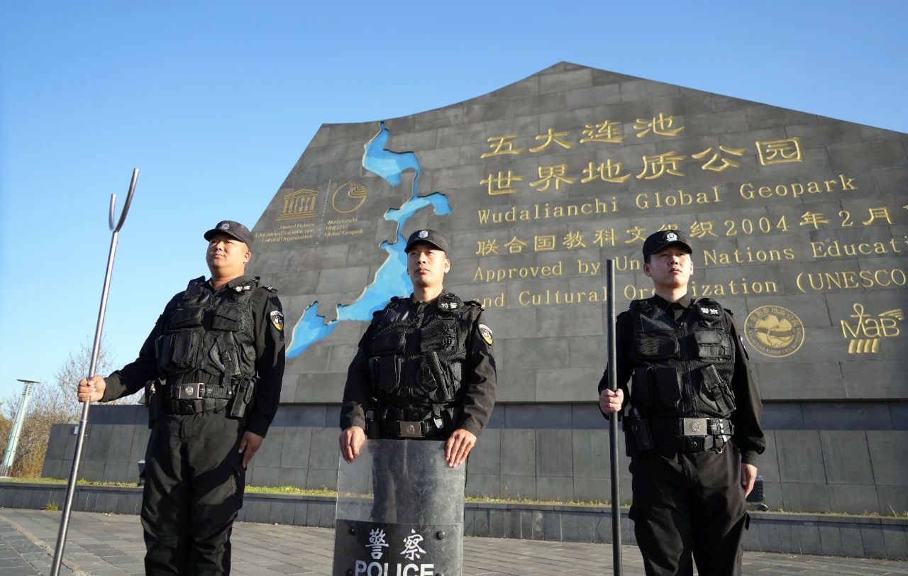 移動(dòng)警務(wù)室打造“景區(qū)警務(wù)”模式，讓游客盡享“詩(shī)與遠(yuǎn)方”(圖1)