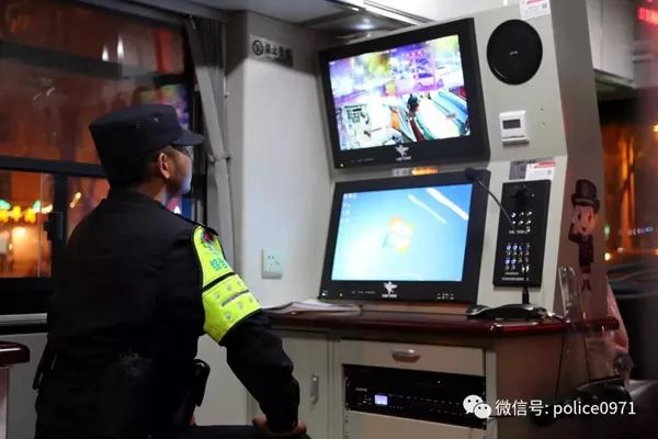 和群眾一起逛夜市，移動(dòng)警務(wù)室為“夜經(jīng)濟(jì)”裝上“安全閥”(圖6)
